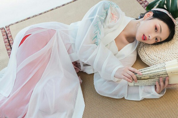 “武汉东湖边的隐秘茶社，品味悠闲好时光”